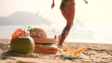 海滩上的年轻<strong>旅游</strong>女孩脱下帽子，赤脚奔向大海。 4K，慢动作。 泰国<strong>普吉岛</strong>。